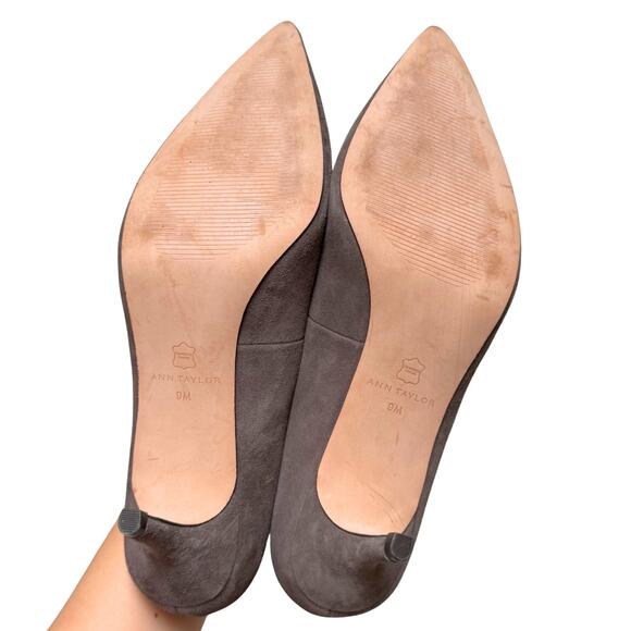 NWOT Women's Ann Taylor Taupe Suede Laser Cut Pointed Heel Pumps - Size: 9 - Picture 7 of 7